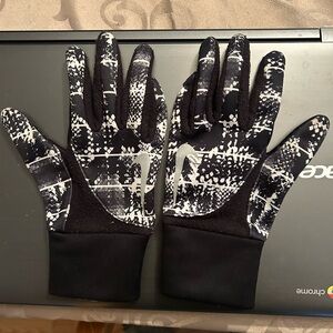 Nike Monochrome Graphic Gloves